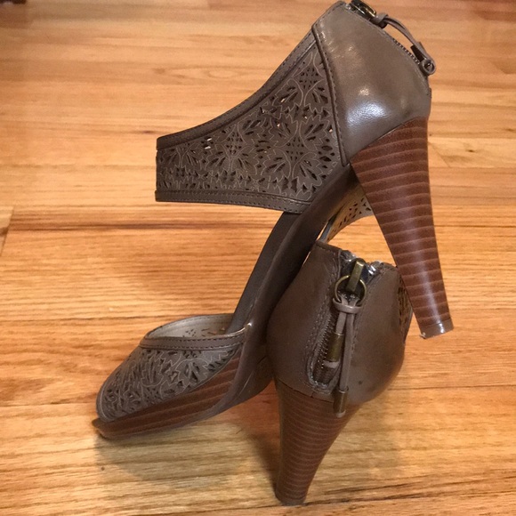 Adrienne Vittadini dark taupe dressy heel - Sz 7.5 - Picture 4 of 8